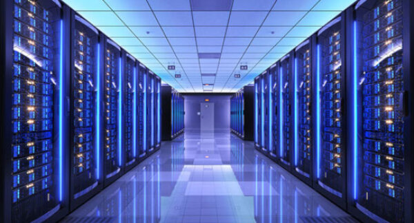Blau beleuchteter Serverraum
