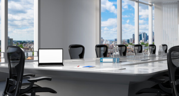 Konferenztisch mit Laptop